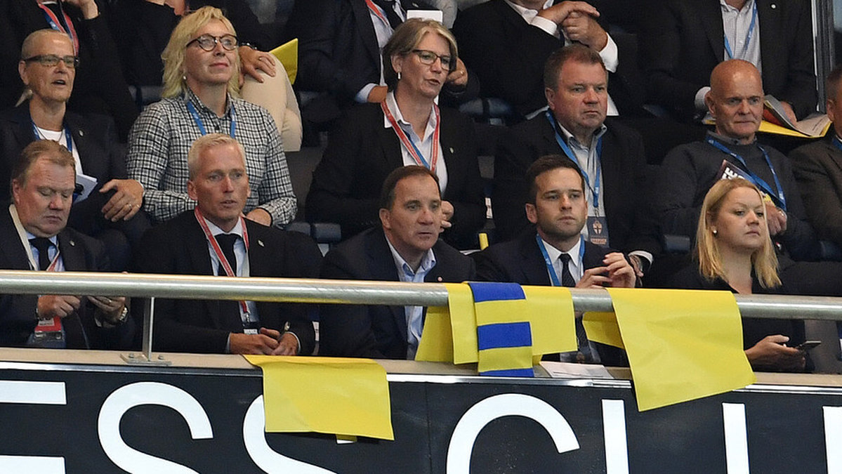 ÅH GUD! Här sitter Wikström ned, dessutom tillsammans med statsministern Stefan Löfven. Detta bådar illa för regeringen, och i sin tur även Sverige, right? 