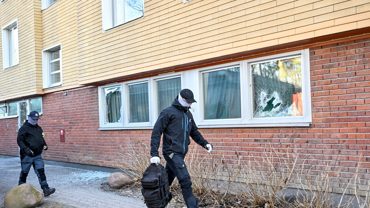 Poliser på plats i Tyresö, söder om Stockholm, efter torsdagens tillslag vid en islamisk förening.