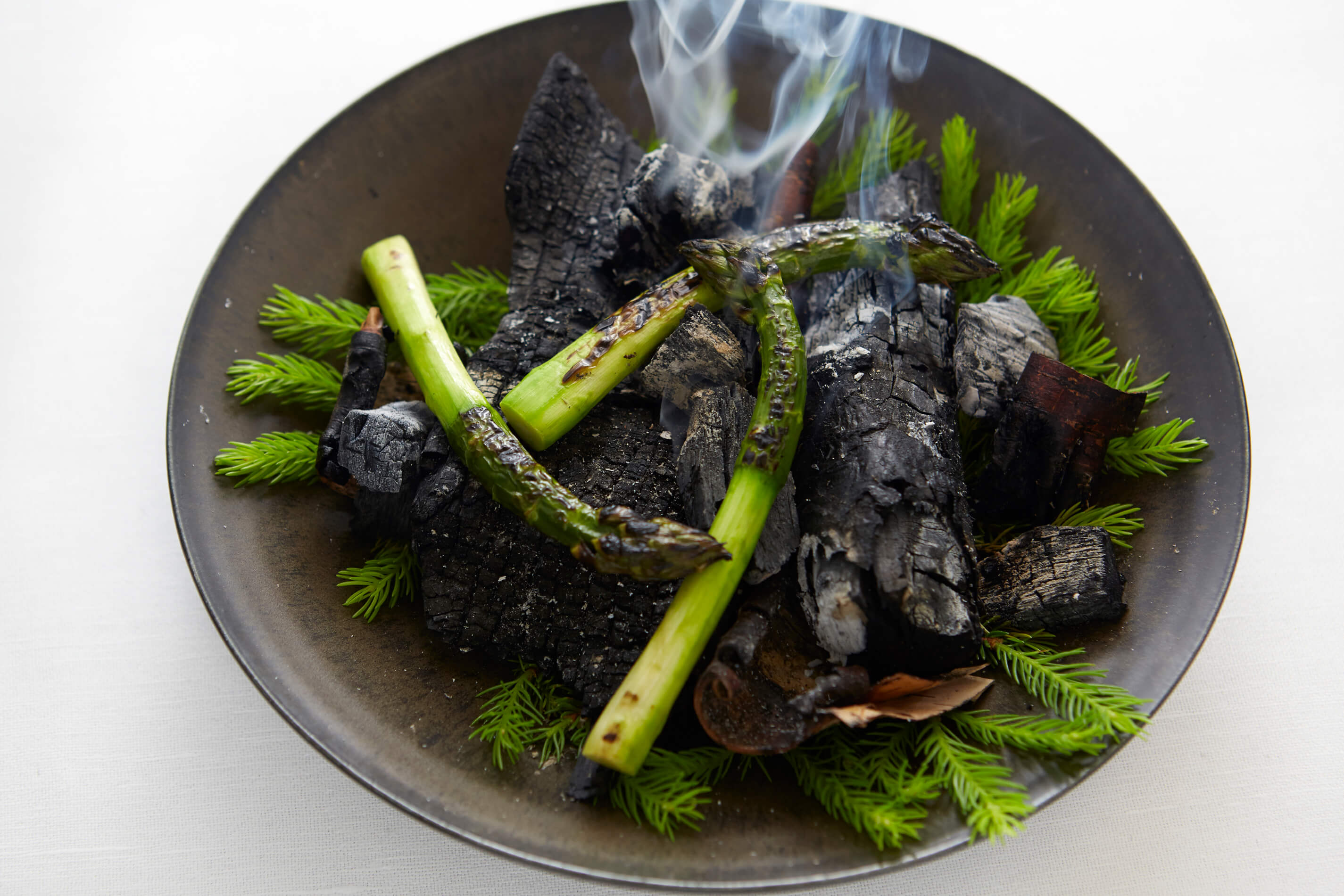 "Utsökta råvaror tillvaratas i en nyskapande gastronomi som överraskar", skriver Svenska Dagbladet i en recension. "Utsökta råvaror tillvaratas i en nyskapande gastronomi som överraskar", skriver Svenska Dagbladet i en recension.