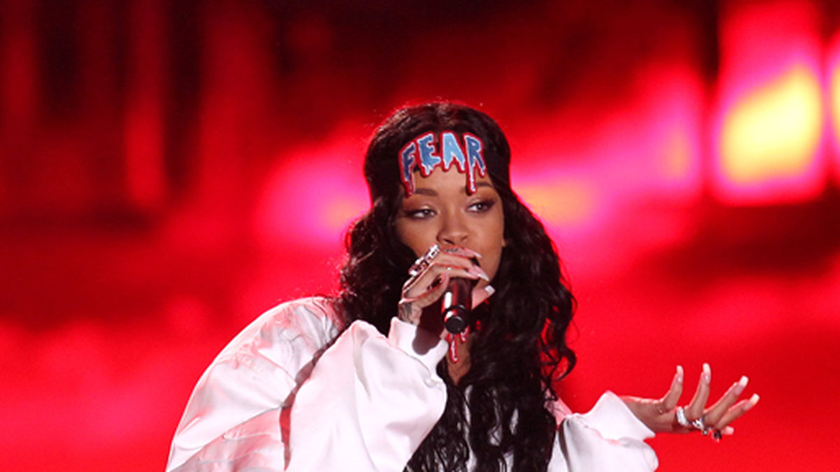 Mel Ottenberg stylar även Rihanna inför hennes färgsprakande konserter. Här uppträder hon på MTV Movie Awards i april 2014. 
