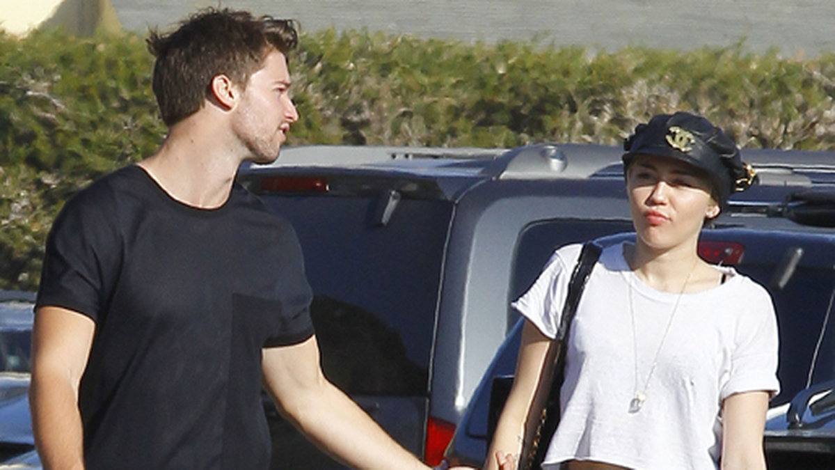 Nykära paret Patrick och Miley hand i hand.