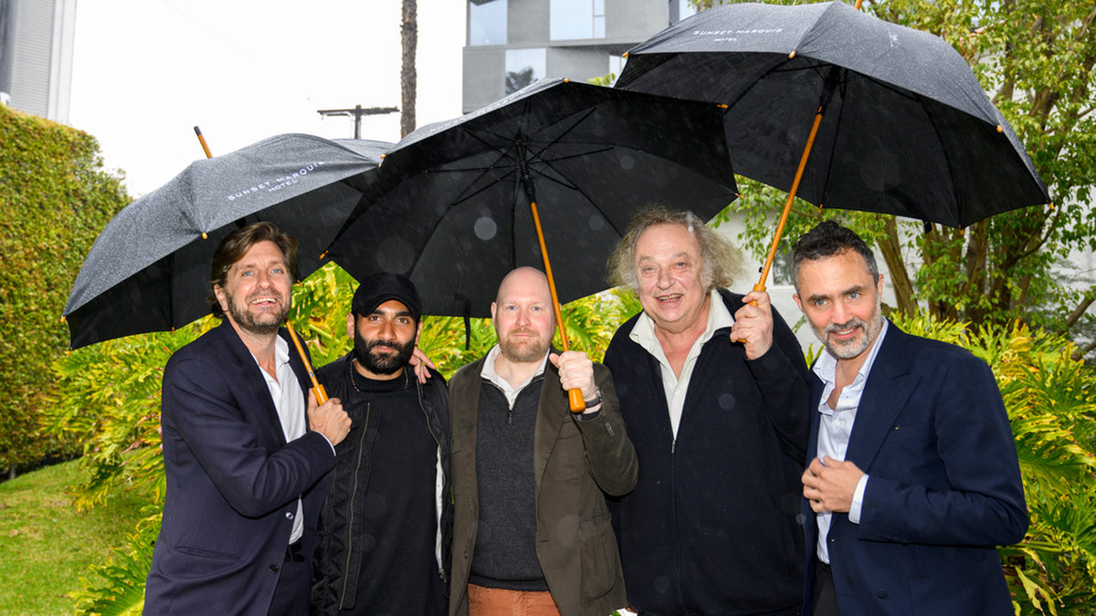 Regissören Ruben Östlund med gänget från 'Triangle of sadness', skådespelarna Arvin Kananian, Henrik Dorsin och Zlatko Buric, tillsammans med producenten Erik Hemmendorff.