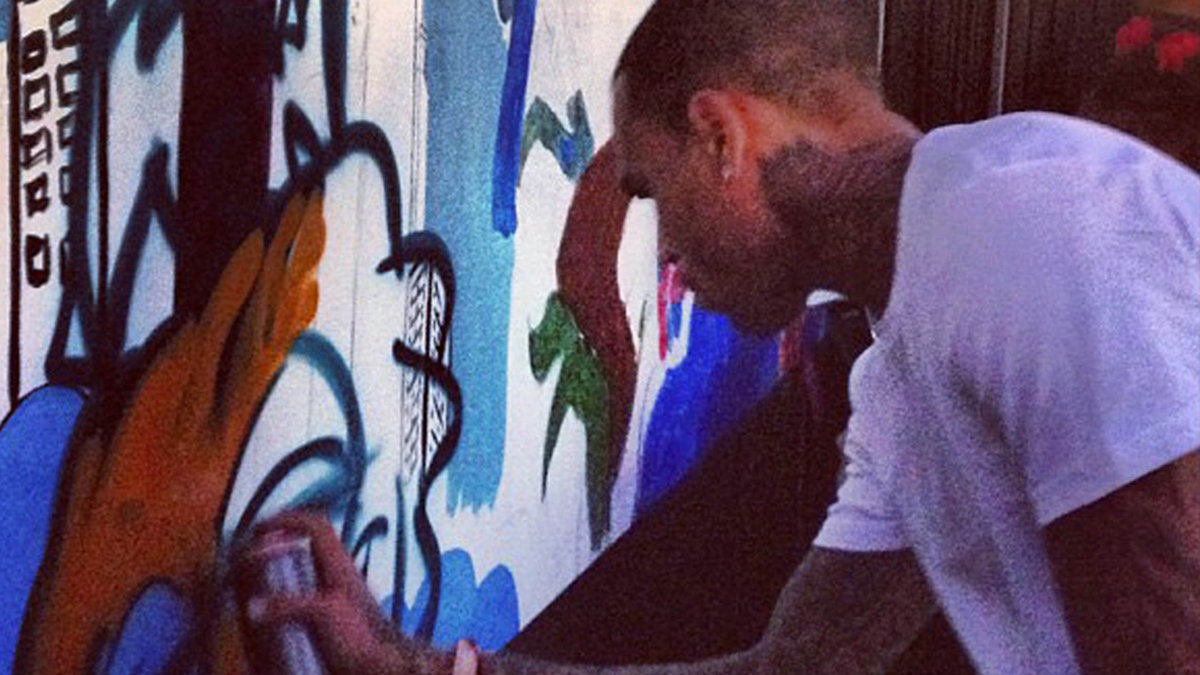 Chris Brown lättar på trycket och ägnar sig åt sin konst...