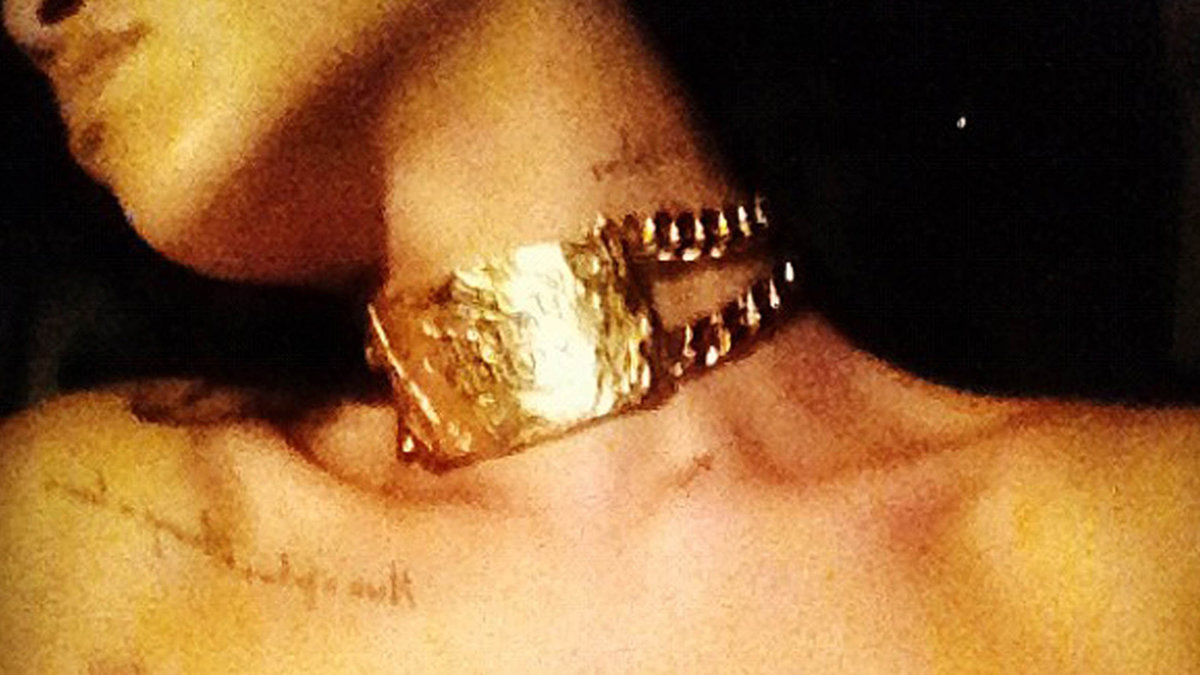 Rihanna har även fått ett maffigt guldsmycke av Chris Brown. 