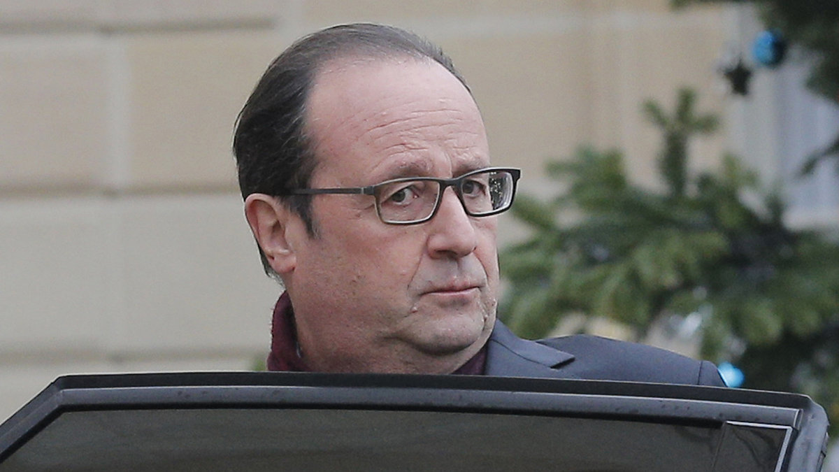 President Francois Hollande lämnar Elysee Palace efter skjutningen mot tidningen.