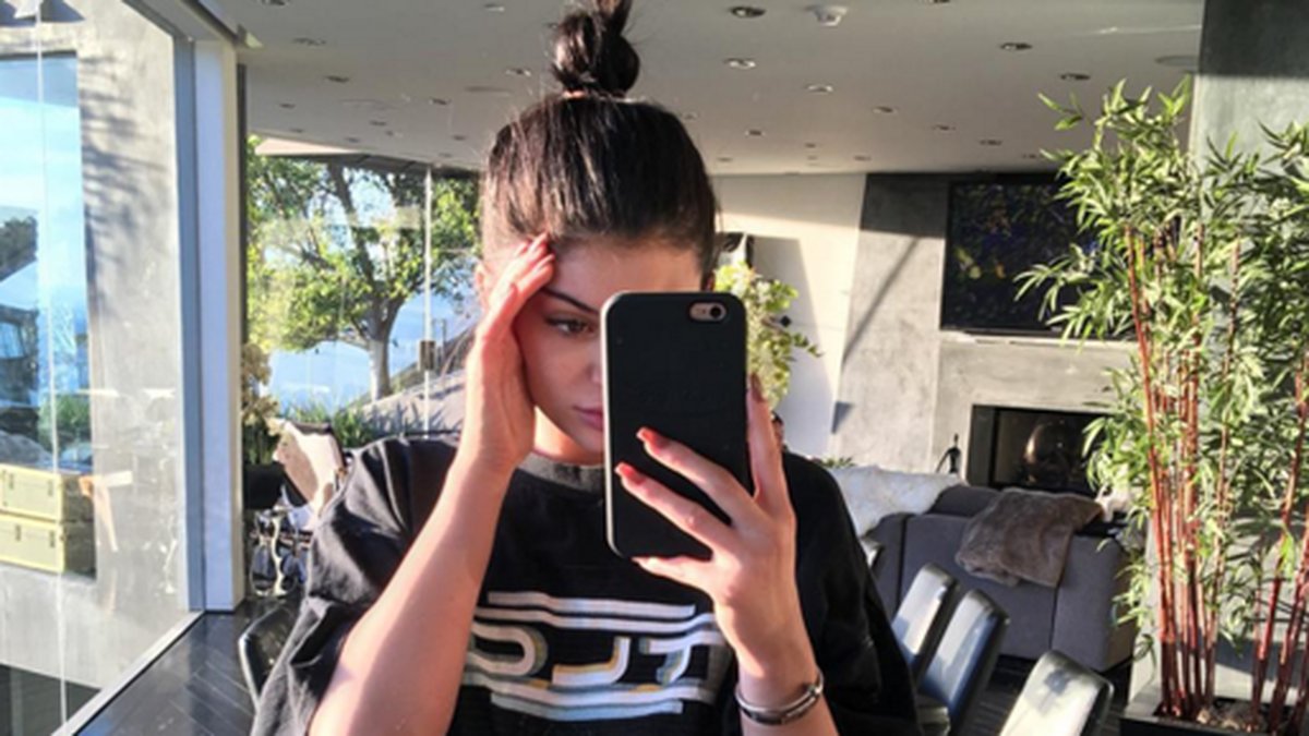 Kylie Jenner kör topknot och t-shirt. 