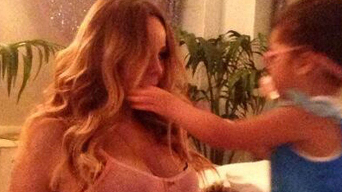 Mariah Carey blir sminkad av sin dotter.