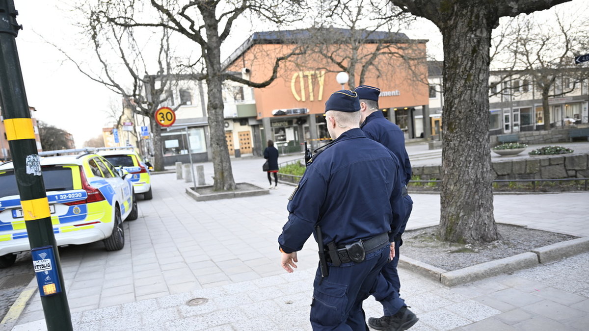 Polis är på plats under lördagens manifestation i Gubbängen. Arkivbild.
