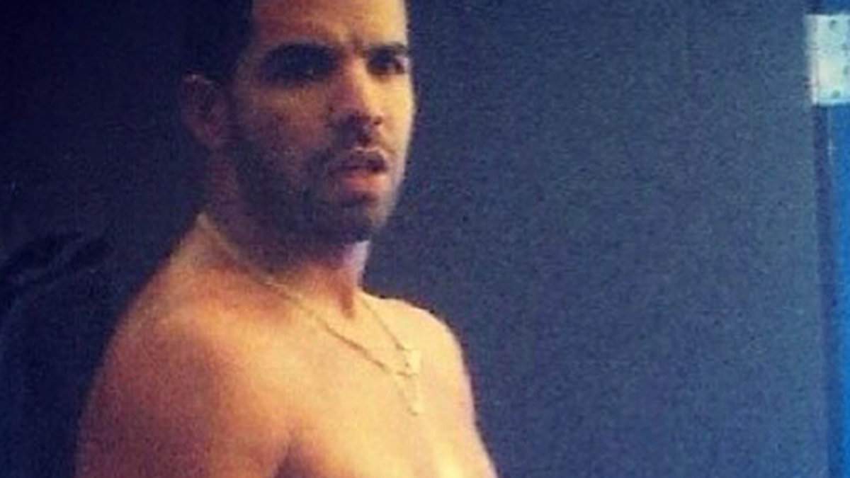 Drake visar sitt sexpack.