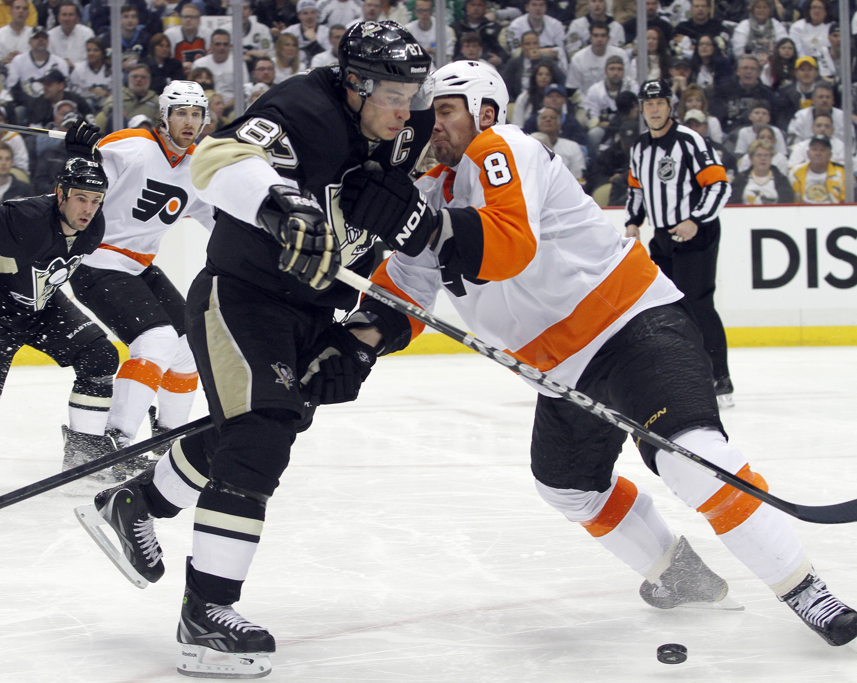 Sidney Crosby fixade ledningen för Pittsburgh. Här hårt ansatt av Flyers store svensk Nicklas Grossmann. Sidney Crosby fixade ledningen för Pittsburgh. Här hårt ansatt av Flyers store svensk Nicklas Grossmann.