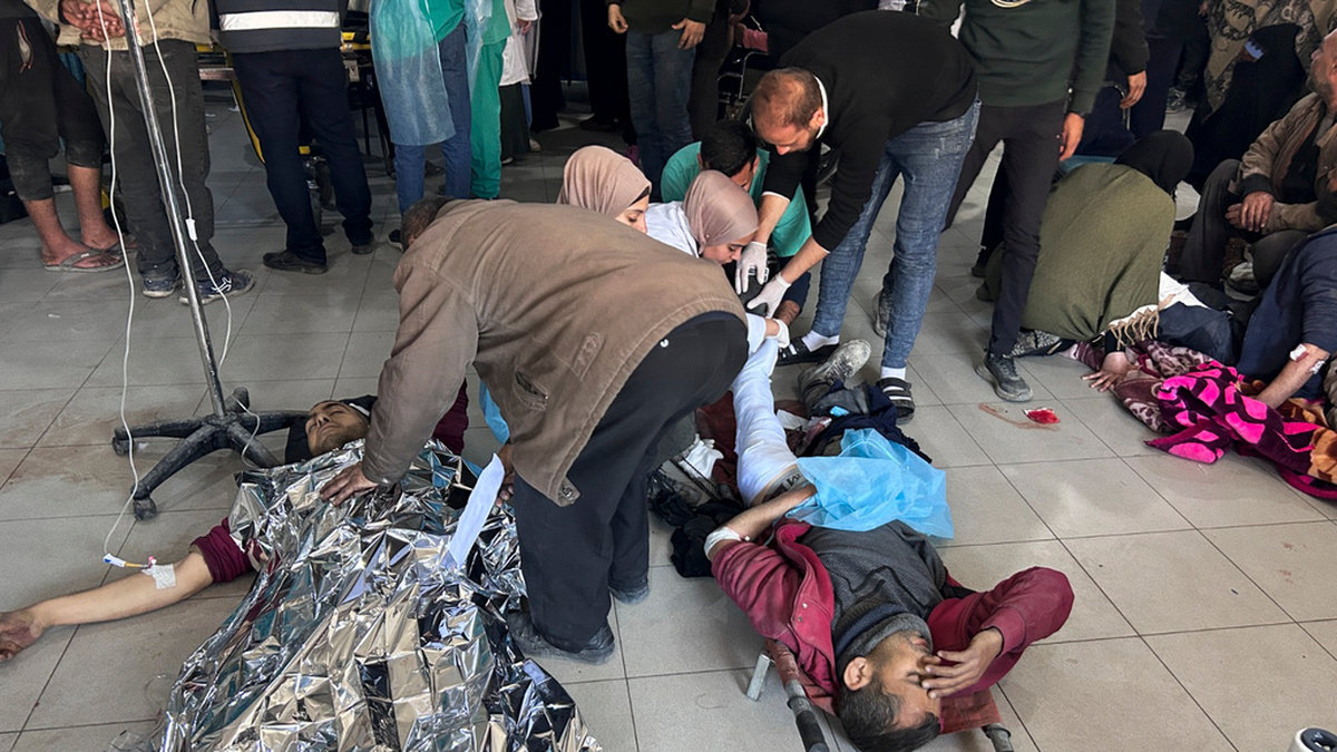 Palestinier skadade i en israelisk attack får vård på Shifasjukhuset den 29 februari.