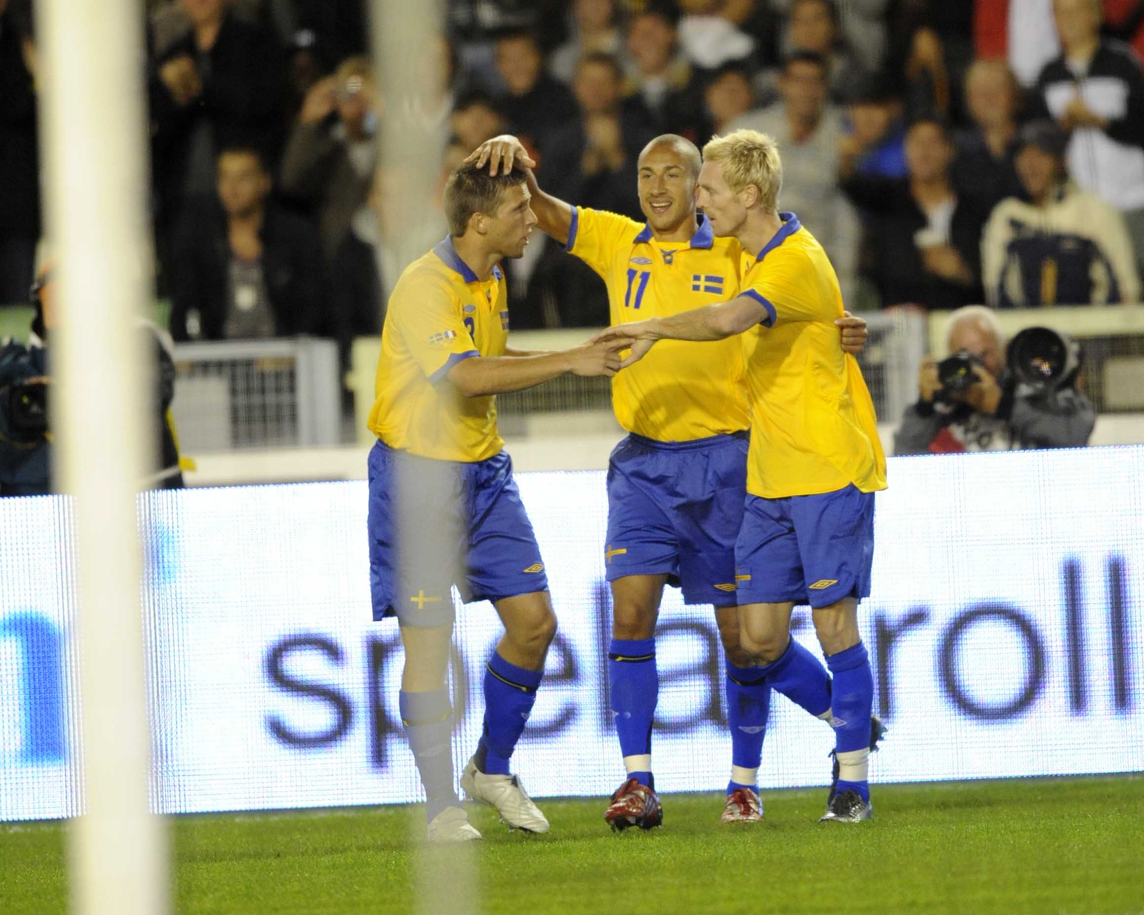 Henrik Larsson firar ett av sina mål i landslaget.