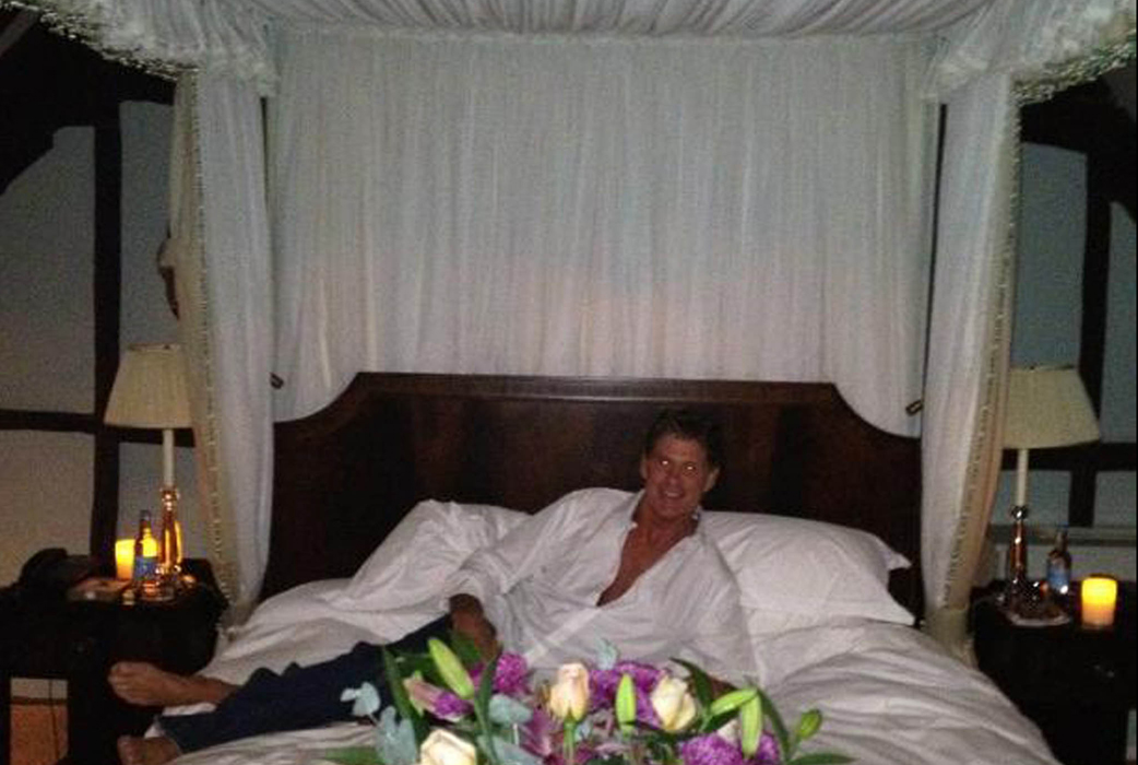 Baywatch-stjärnan David Hasselhoff bjuder in till lite sängmys. Pålitlig blick och sådär. Baywatch-stjärnan David Hasselhoff bjuder in till lite sängmys. Pålitlig blick och sådär.