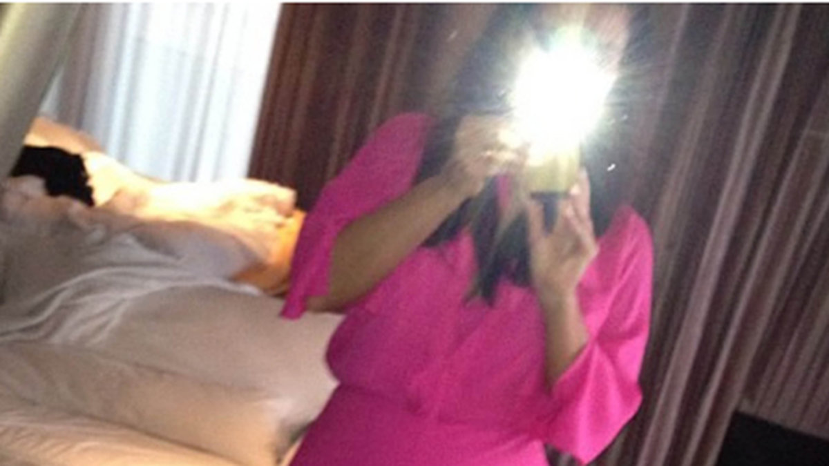 Kim Kardashian i neonstark outfit. 