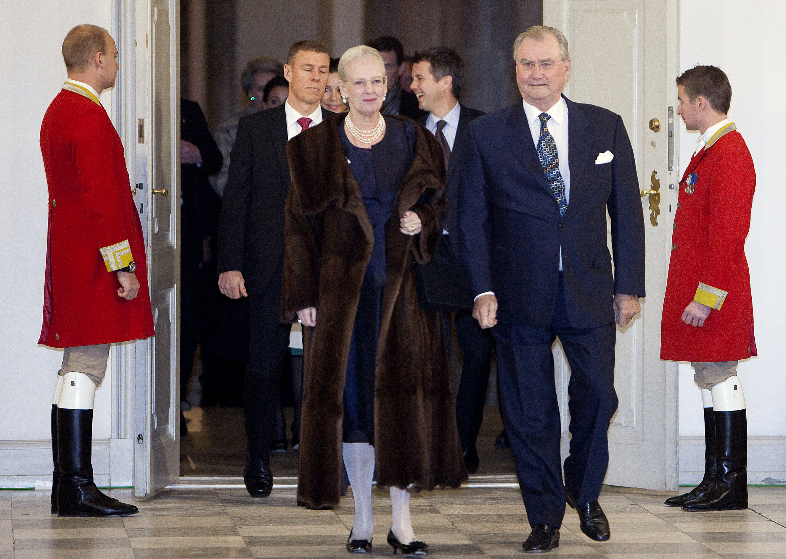 Danmarks drottning Margrethe och hennes gemål prins Henri höll i galamiddagen där Reinfedt lyckades övertala de andra ledarna till krismötet.