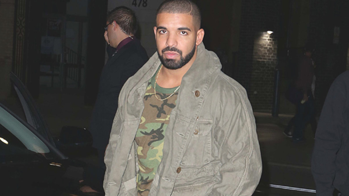 Drake är klädd i kamouflage när han öppnar sin nya restaurang Frings i Toronto.