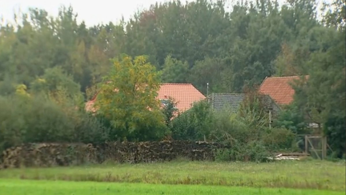 Sex personer uppger att de har varit inlåsta tillsammans med en 58–årig man under ett hus på en gård utanför staden Ruinerwold i Nederländerna. 