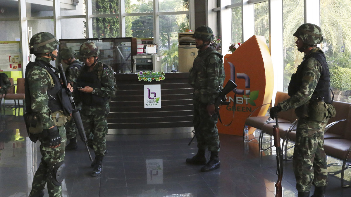 Thailändska soldater innanför landets nationella mediebolag, som tagits över. 