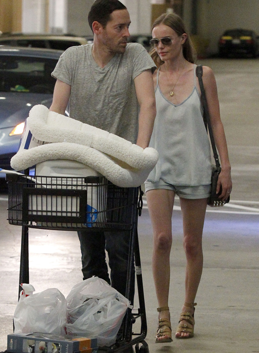 Aj, aj – hur mår Kate Bosworth egentligen? När hon shoppade i Los Angeles tidigare i veckan såg hon smärtsamt smal ut. Aj, aj – hur mår Kate Bosworth egentligen? När hon shoppade i Los Angeles tidigare i veckan såg hon smärtsamt smal ut.