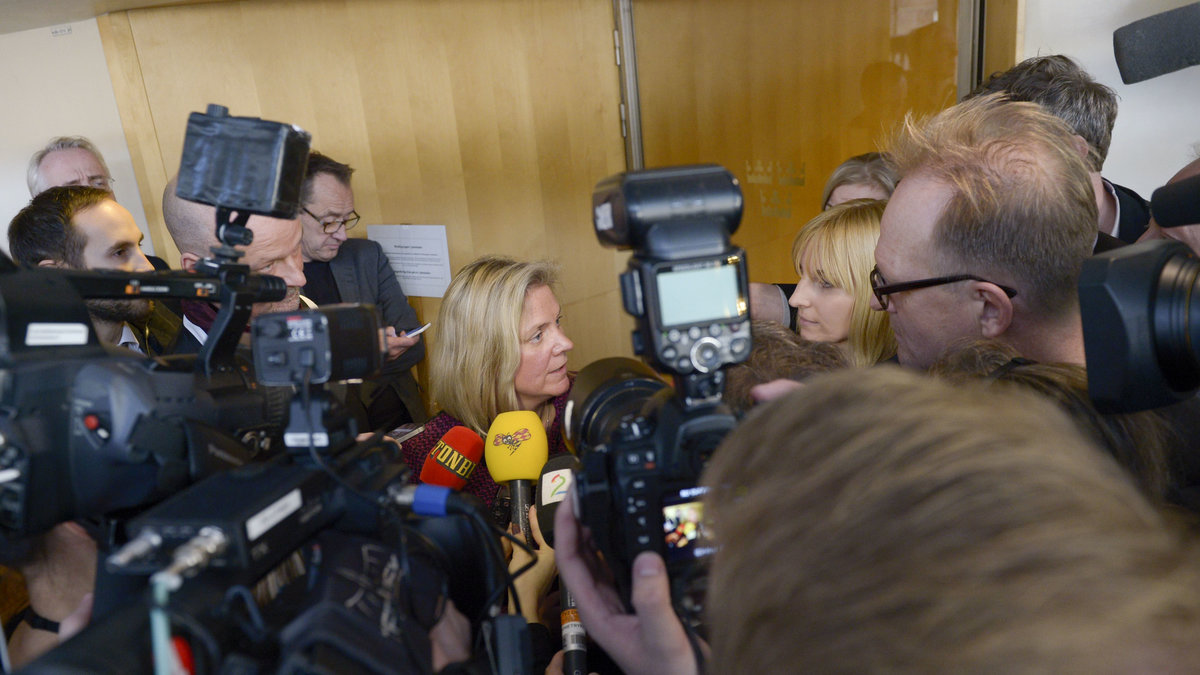 Pressen är stor på Magdalena Andersson. 