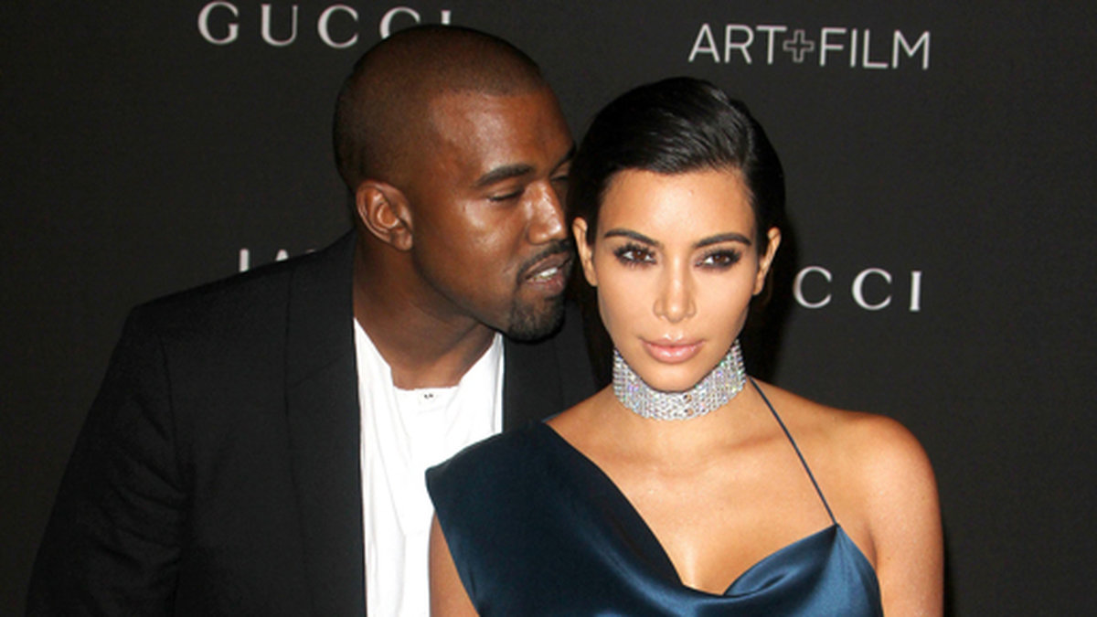Kanye och Kim myser på röda mattan. 
