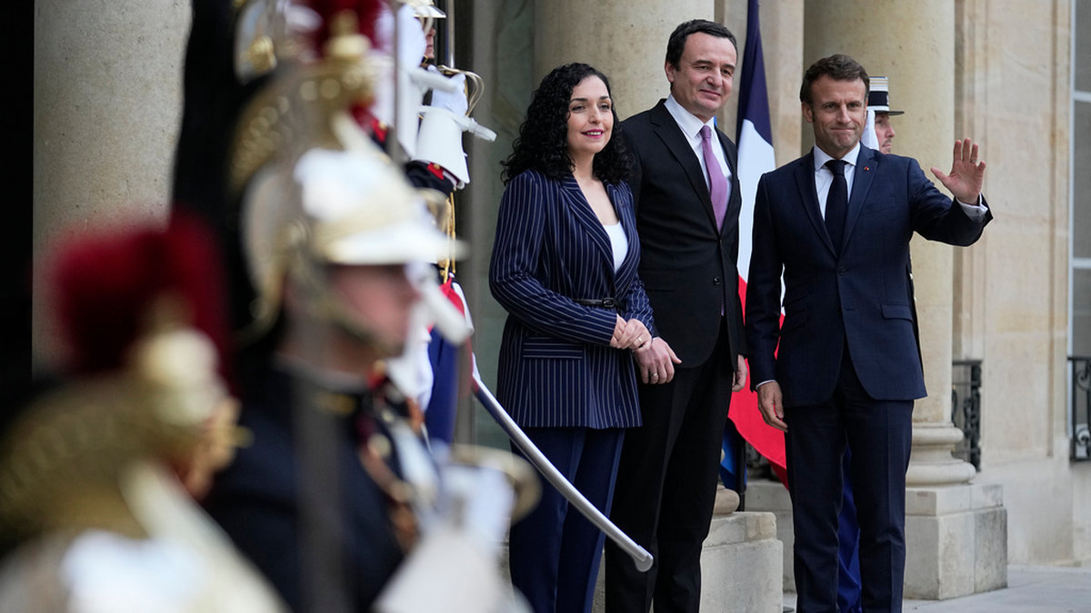 Kosovos president Vjosa Osmani och premiärminister Albin Kurti vid ett möte med Frankrikes president Emmanuel Macron i Paris tidigare i november.
