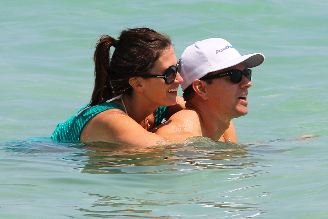 "The Fighter"-skådisen Mark Wahlberg lägger ner garden på semestern och testar sin flytförmåga med hustrun Rhea Durham. "The Fighter"-skådisen Mark Wahlberg lägger ner garden på semestern och testar sin flytförmåga med hustrun Rhea Durham.