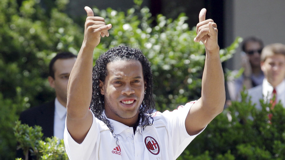 8. Ronaldinho vinkar till Milan-fansen. En av många brassar med smak för livets goda.