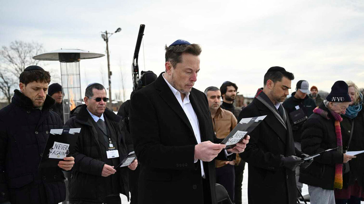 Elon Musk i Auschwitz-Birkenau på måndagen.
