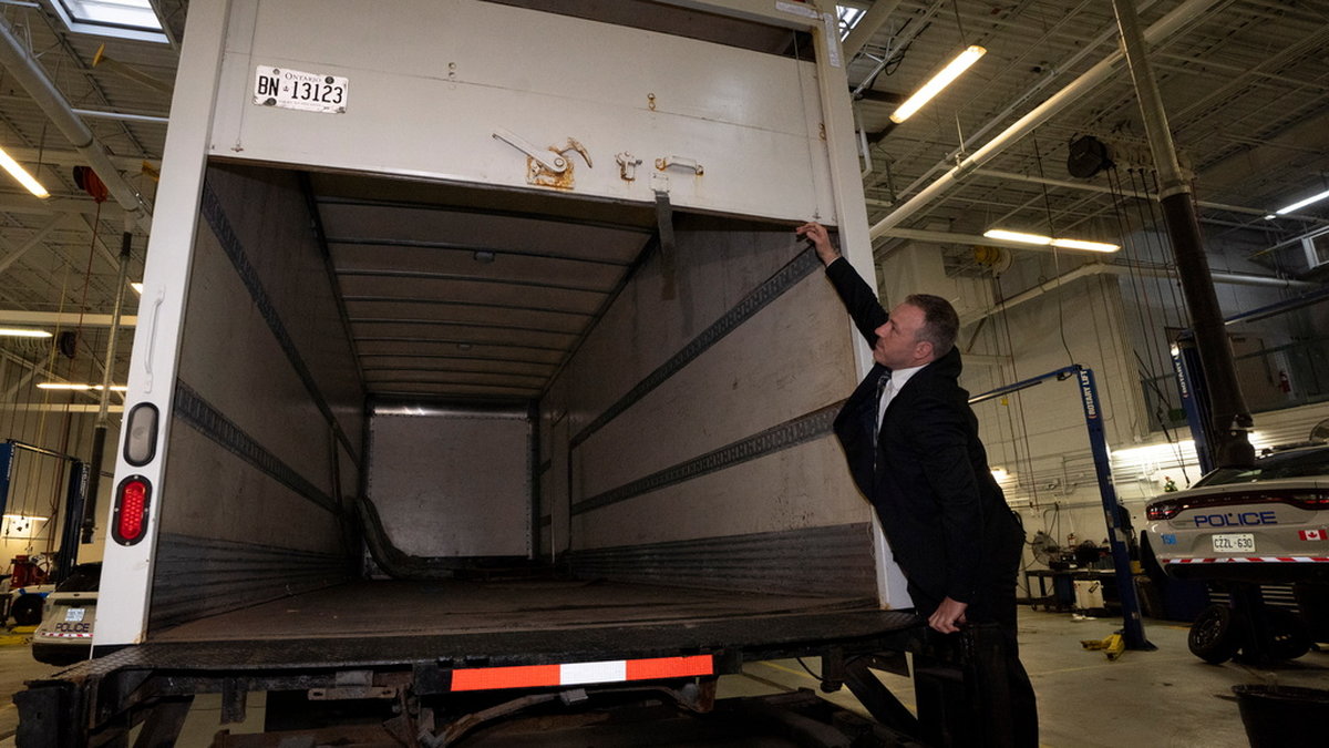 Polis i Peel, Kanada, visar en lastbil som tros ha använts i guldstöten mot en flygplats.