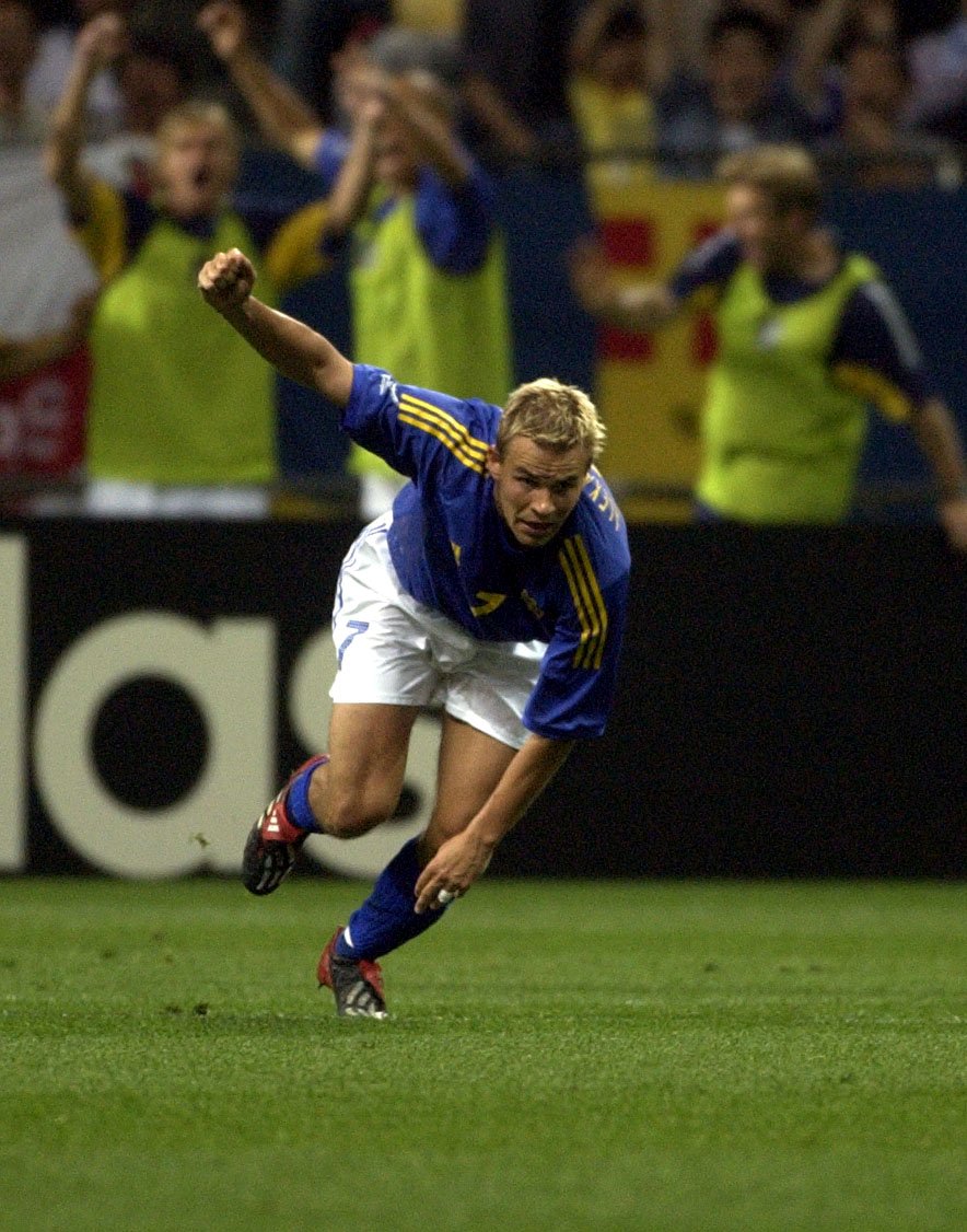 Niclas Alexandersson jublar efter 1-1 målet mot England i VM-premiären 2002.