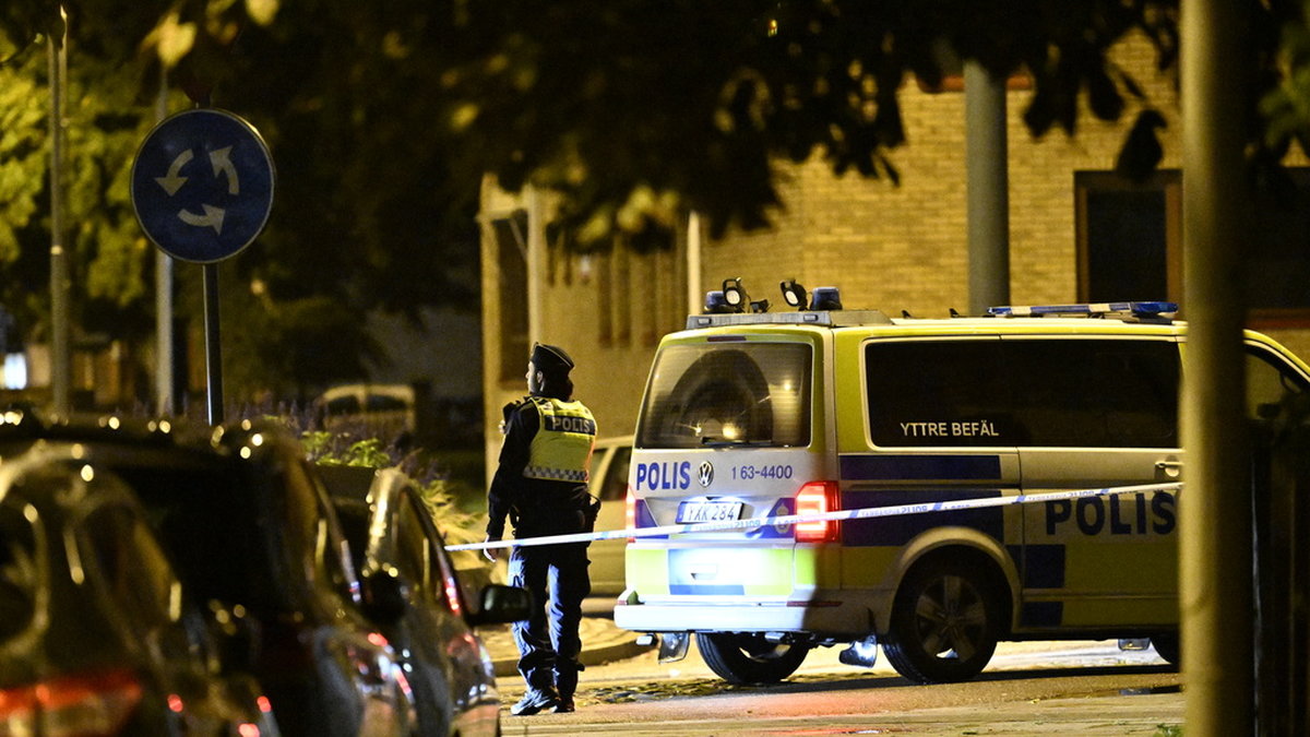 Polis på plats efter det att en man hittats skottskadad i en bil vid sjukhuset i Landskrona på lördagskvällen.