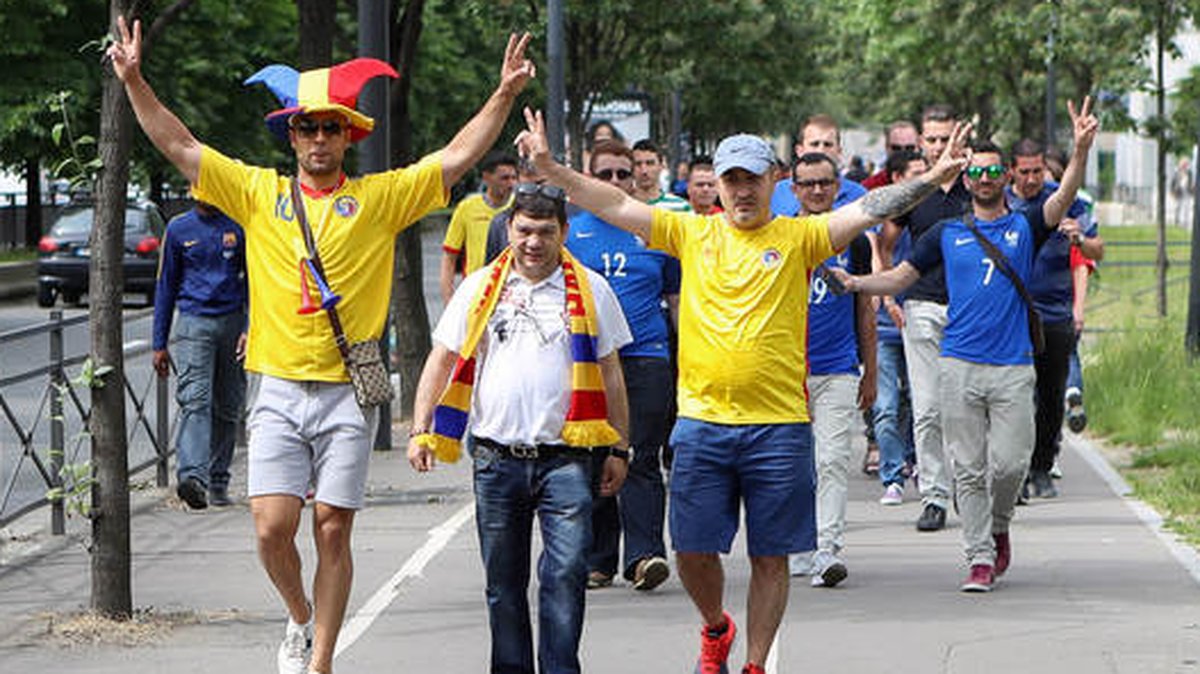 Rumänska supportrar innan match.