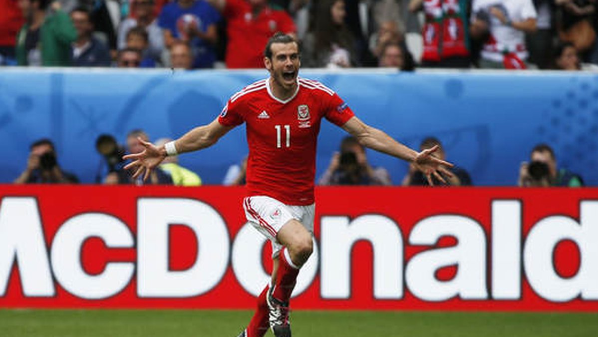 Supportern som blev träffad kan trösta sig med att Bale sedan gjorde 1-0 på frispark.