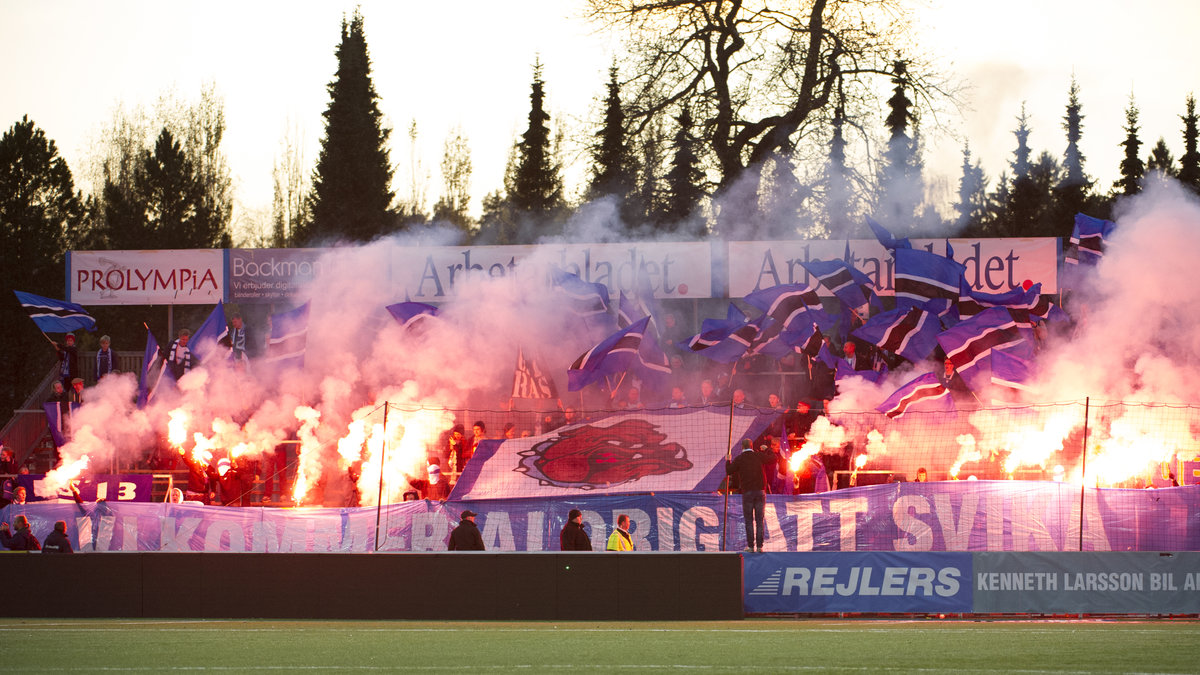 Bengalbränningen mot Gefle orsakat ett bråk mellan IFK Norrköping och deras supportrar. 