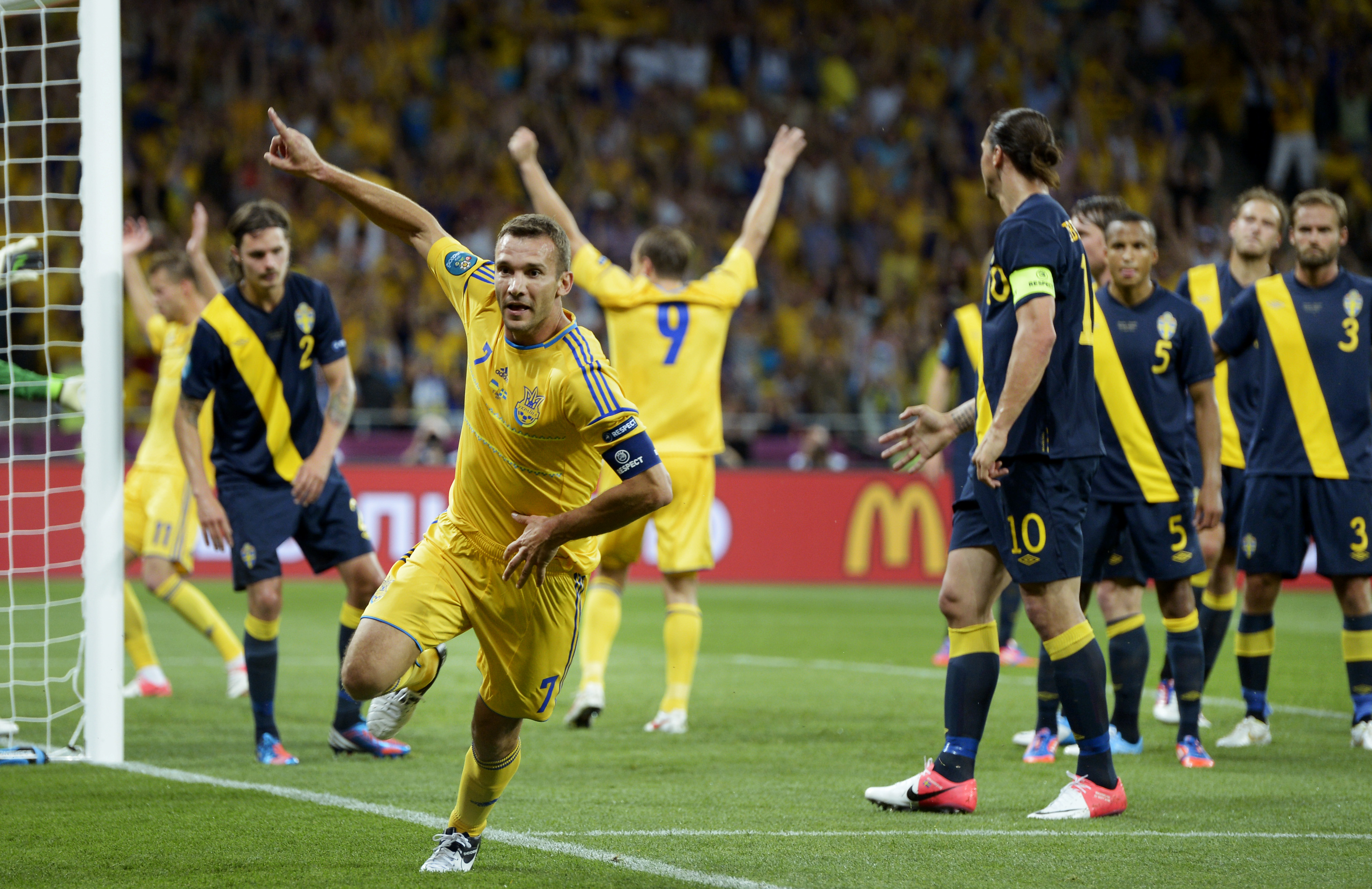 Sjevtjenko nickade in två mål på fem minuter och gav Ukraina segern.