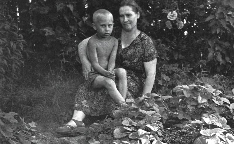 Vladimir Putin tillsammans med sin mamma Maria Shelomovas som barn. Foto: Stella Pictures Vladimir Putin tillsammans med sin mamma Maria Shelomovas som barn. Foto: Stella Pictures