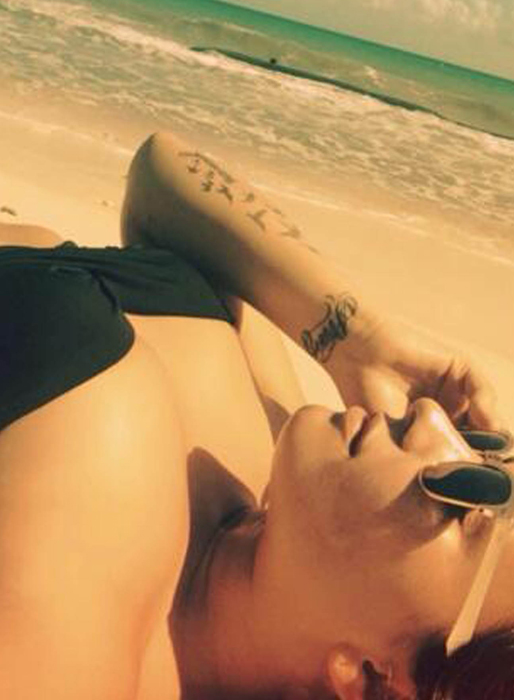 Demi Lovato njuter av solen. Demi Lovato njuter av solen.