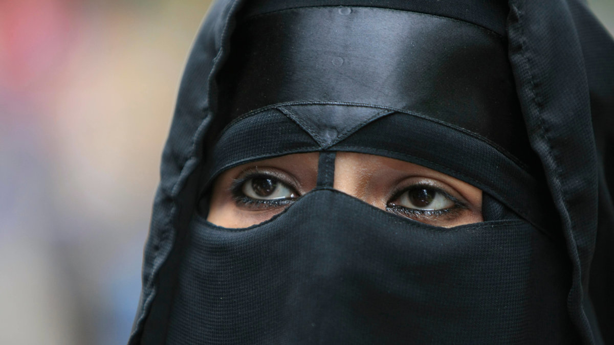 Kvinnan med niqab bar endast slöja ute eller när det kom pappor för att hämta sina barn. Obs, genrebild. 