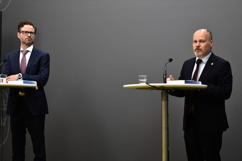 Dåvarande justitieminister Morgan Johansson (th) tar emot den första utredningen om anonyma vittnen, i maj 2021, från utredaren Stefan Johansson, justitieråd i Högsta domstolen.