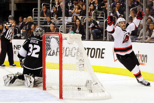 Adam Henrique gjorde det matchavgörande 2-1-målet när New Jersey vann match fyra mot Los Angeles med 3-1. Men LA leder med samma siffror i matchserien. Adam Henrique gjorde det matchavgörande 2-1-målet när New Jersey vann match fyra mot Los Angeles med 3-1. Men LA leder med samma siffror i matchserien.