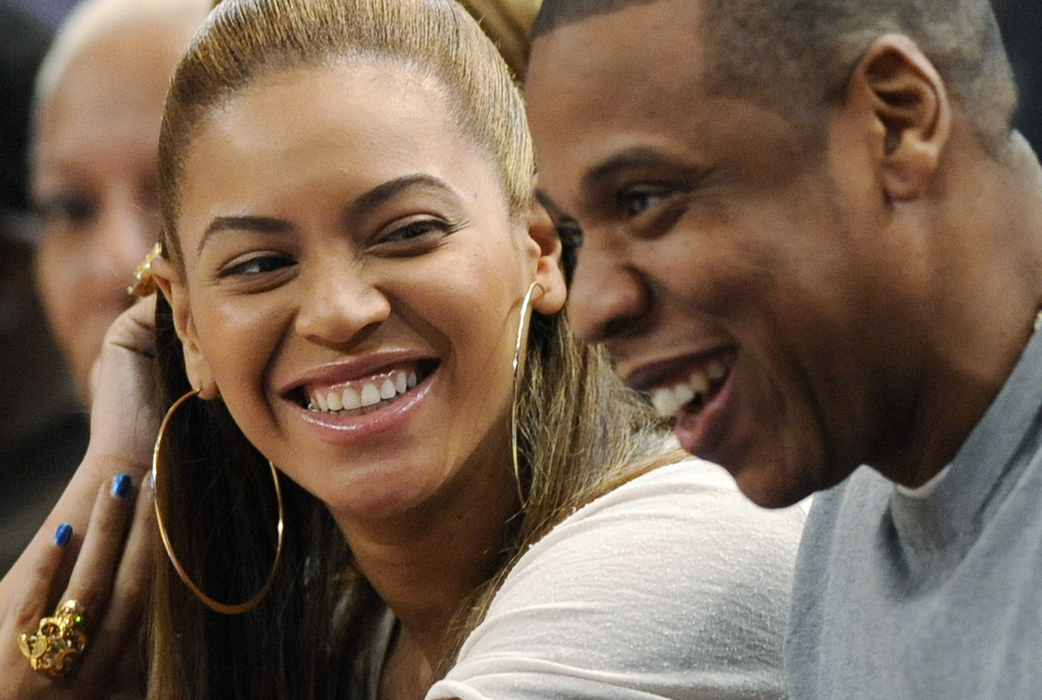 Beyoncé och Jay-Z. År 2010 berättade en källa att Beyoncé och Jay-Z beter sig som kung och drottning hemma. – De kräver färska blommor varje dag. Det är alltid frukt och dyr choklad överallt, och de äter bara från extremt lyxigt porslin. Beyoncé gör ingenting själv fortsätter källan. – Den tjejen gör ingenting på egen hand!, säger källan.