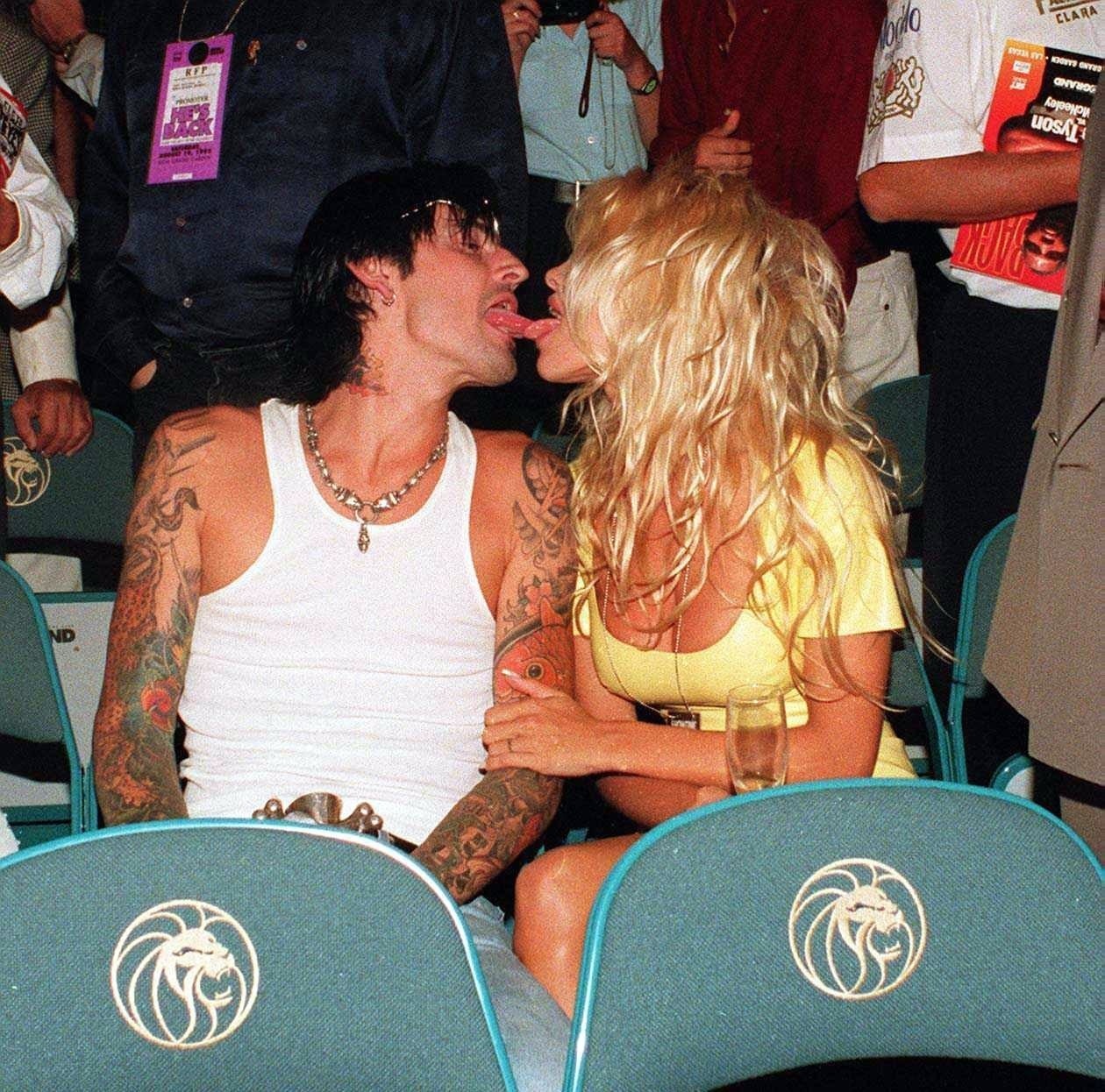 Här tillsammans med Tommy Lee på en smakfull bild från 2004. Här tillsammans med Tommy Lee på en smakfull bild från 2004.