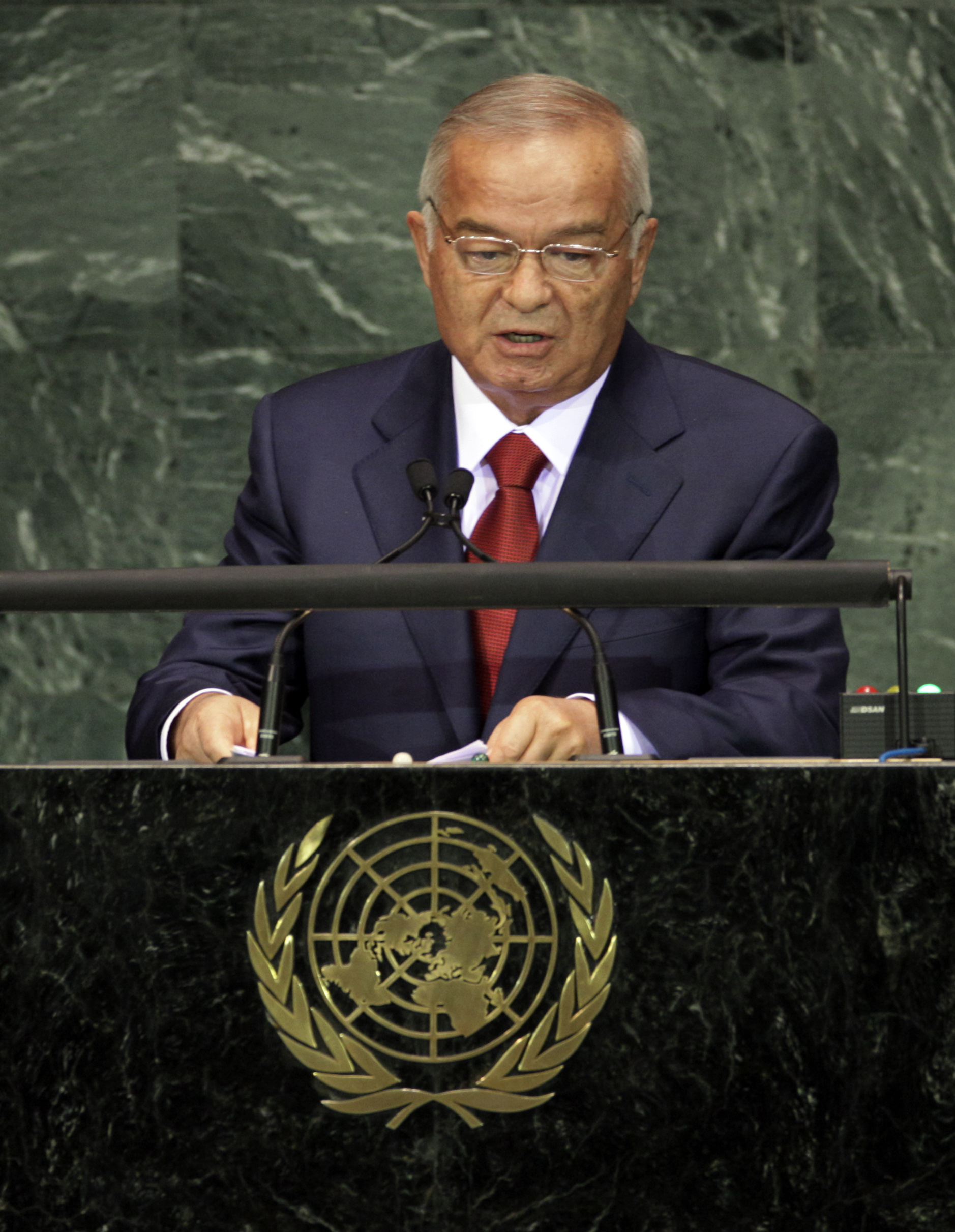 Även om president Islam Karimov uttryckt vikten av att inte ha några väggar och begränsningar har regeringens agerande sagt något helt annat. På 20-årsjubiléet av landets självständighet, 9 augusti, stängdes till exempel tillgången till New York Times, Re Även om president Islam Karimov uttryckt vikten av att inte ha några väggar och begränsningar har regeringens agerande sagt något helt annat. På 20-årsjubiléet av landets självständighet, 9 augusti, stängdes till exempel tillgången till New York Times, Re