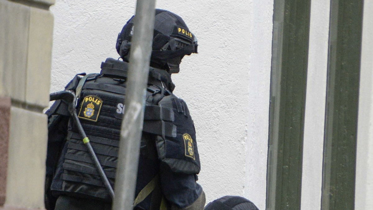 Beväpnad polis i gathörnen mot Stora Nygatan vid människorättsorganisationen Civil Rights Defenders i Gamla stan i Stockholm, där en man har gått in och hotat att spränga en bomb, Byggnaden har utrymts. 