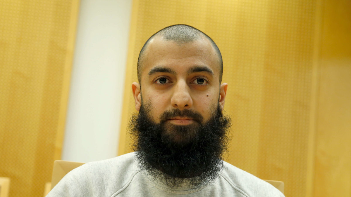 Ubaydullah Hussain döms nu till nio års fängelse. 19-åringen han rekryterade döms till två år och tio månaders fängelse.