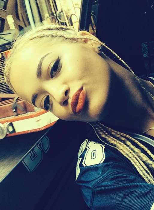 Rita Ora åker taxi. Rita Ora åker taxi.