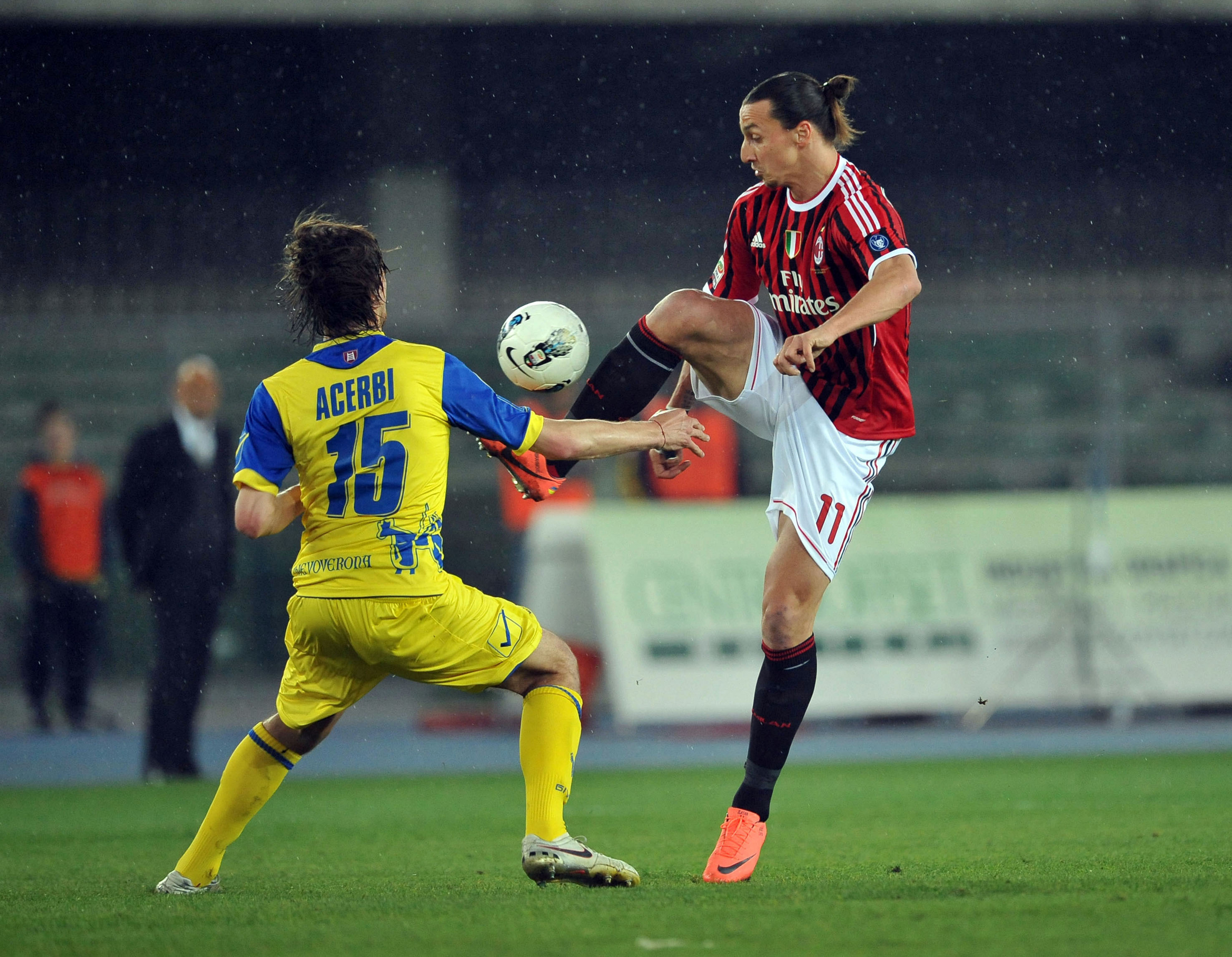 "Ibra" i kamp med en Chievo-försvarare.