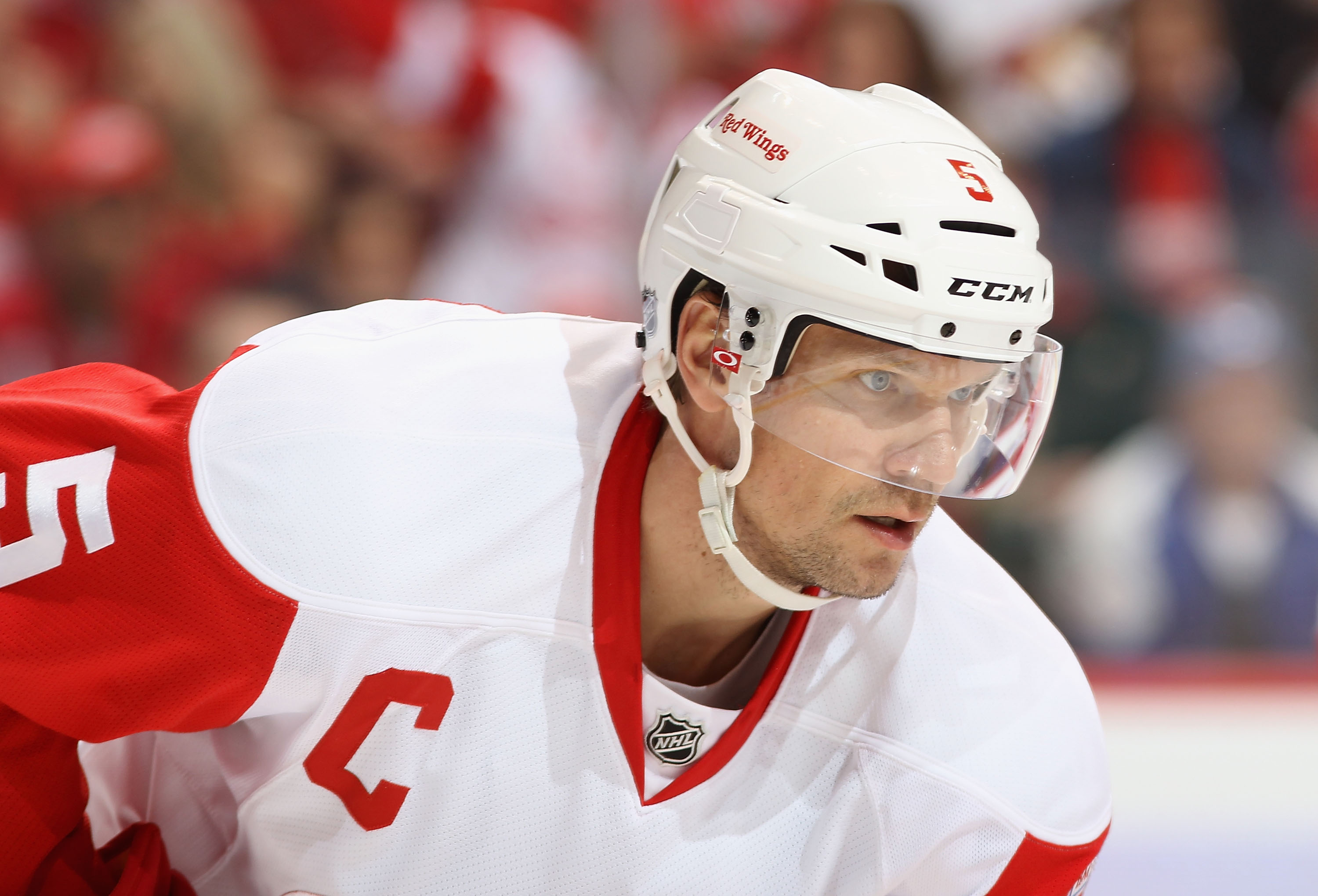 Lidströms Detroit åkte ur årets Stanley Cup-slutspel redan i första rundan mot Nashville Predators. Nu väljer han att lägga skridskorna på hyllan. Lidströms Detroit åkte ur årets Stanley Cup-slutspel redan i första rundan mot Nashville Predators. Nu väljer han att lägga skridskorna på hyllan.