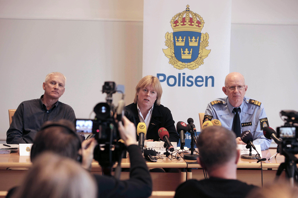 Kommissarie Mats Lassén, chefsåklagare Solveig Wollstad och kommissarie Börje Sjöholm vid måndagens presskonferens angående åtalet mot den misstänkte serieskytten.